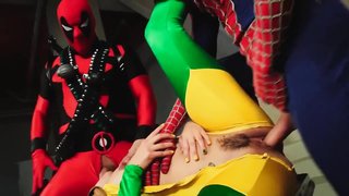 Стройную Шельму с интимной стрижкой жестко отодрали Человек-Паук и Дэдпул